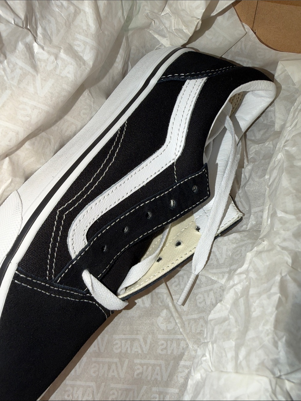 Vans Old Skool Shoe
Lifestyle, Classic Icon, Suede/Canvas - Picture 12 of 12